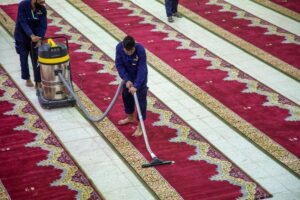 فريق عمل يقوم بتنظيف مسجد في القصيم 